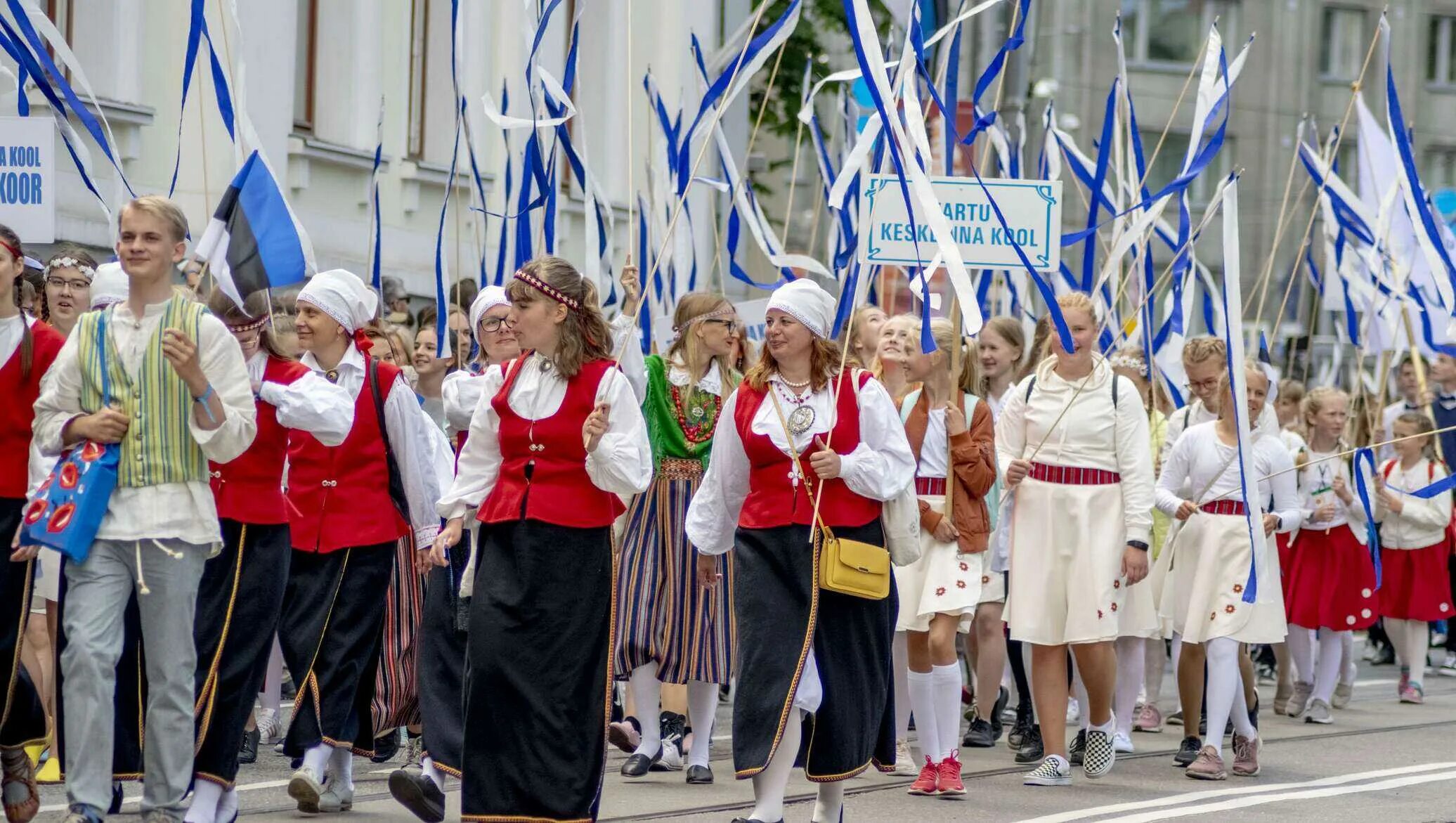 Певческий праздник в Эстонии. Певческий фестиваль в Эстонии на Сааремаа. Эстония люди. Эстония и эстонцы. Этнические эстонцы
