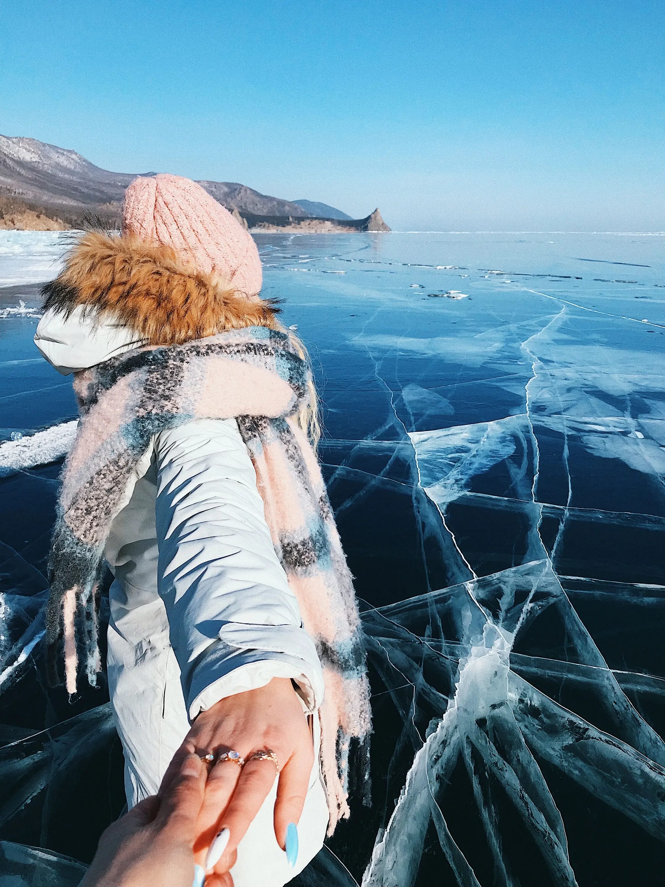 Лед Байкала. Зимний Байкал. Фотосессия на Байкале зимой.