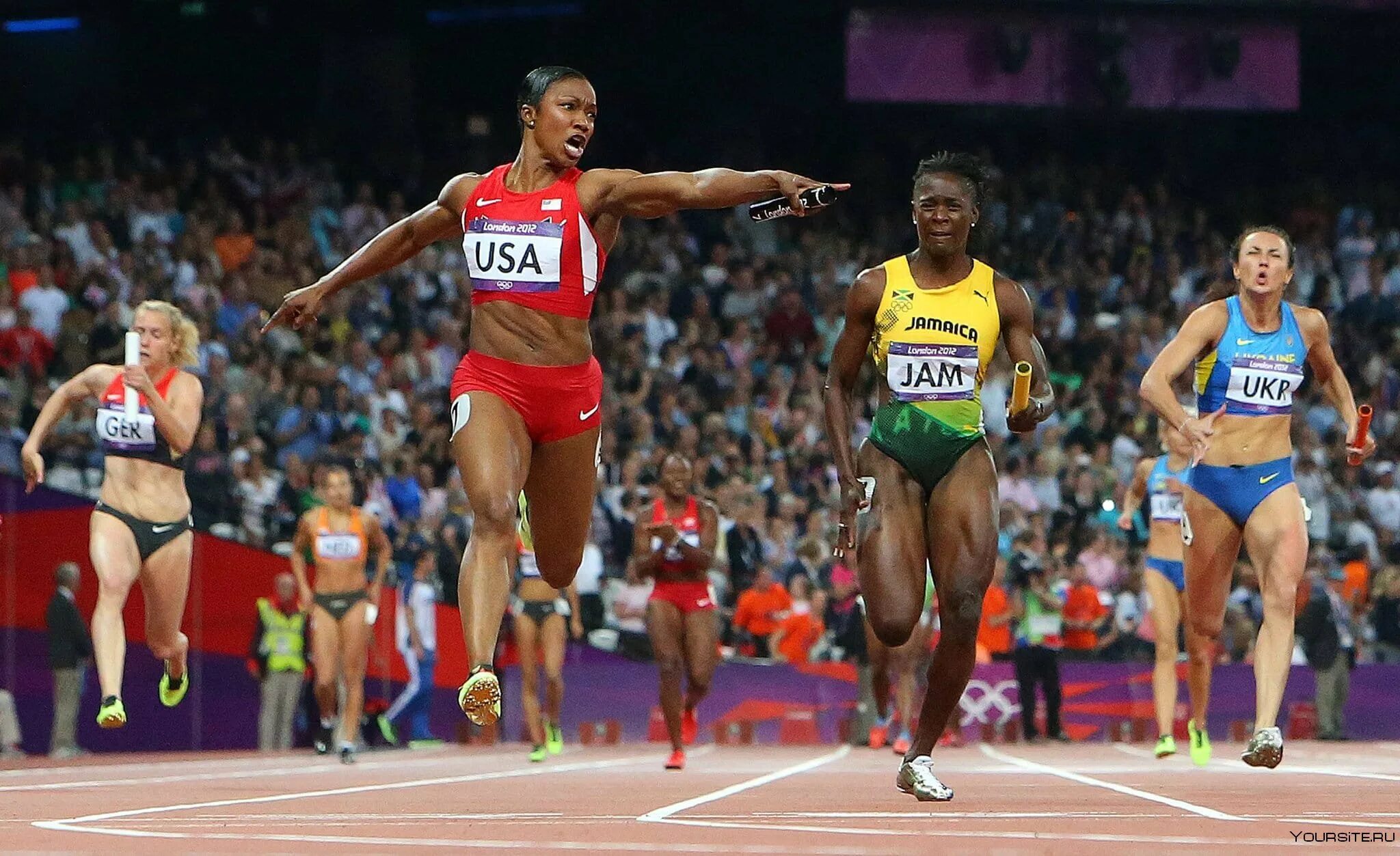 Бег 100. Спринт 100 метров женщины. Спринтерский бег женщины. Мировой рекорд 100 метров женщины. Легкая атлетика спринт женщины.