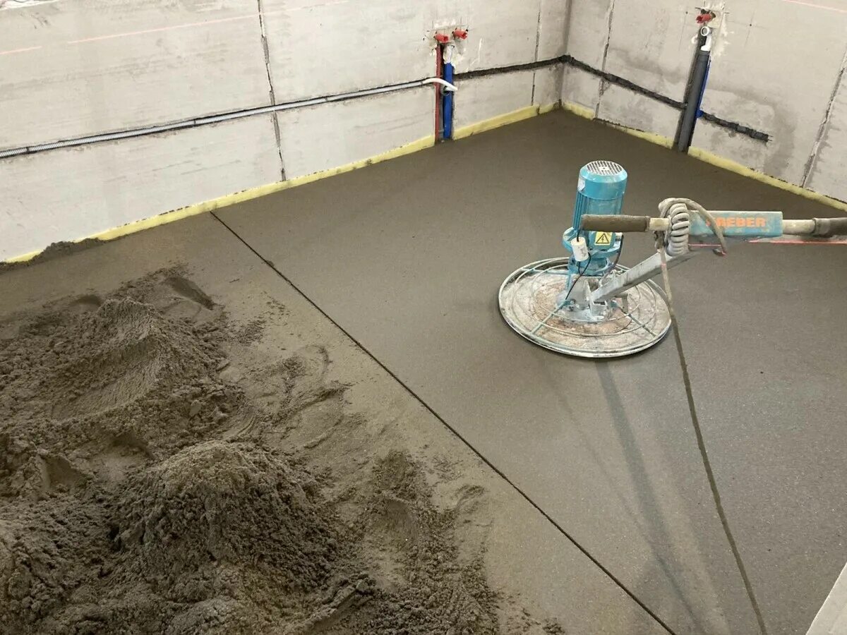 Укладка полусухой стяжки. Плюсы полусухой стяжки пола. Semi-dry floor screed. Полусухая стяжка пола. Вертолёт для полусухой стяжки пола.
