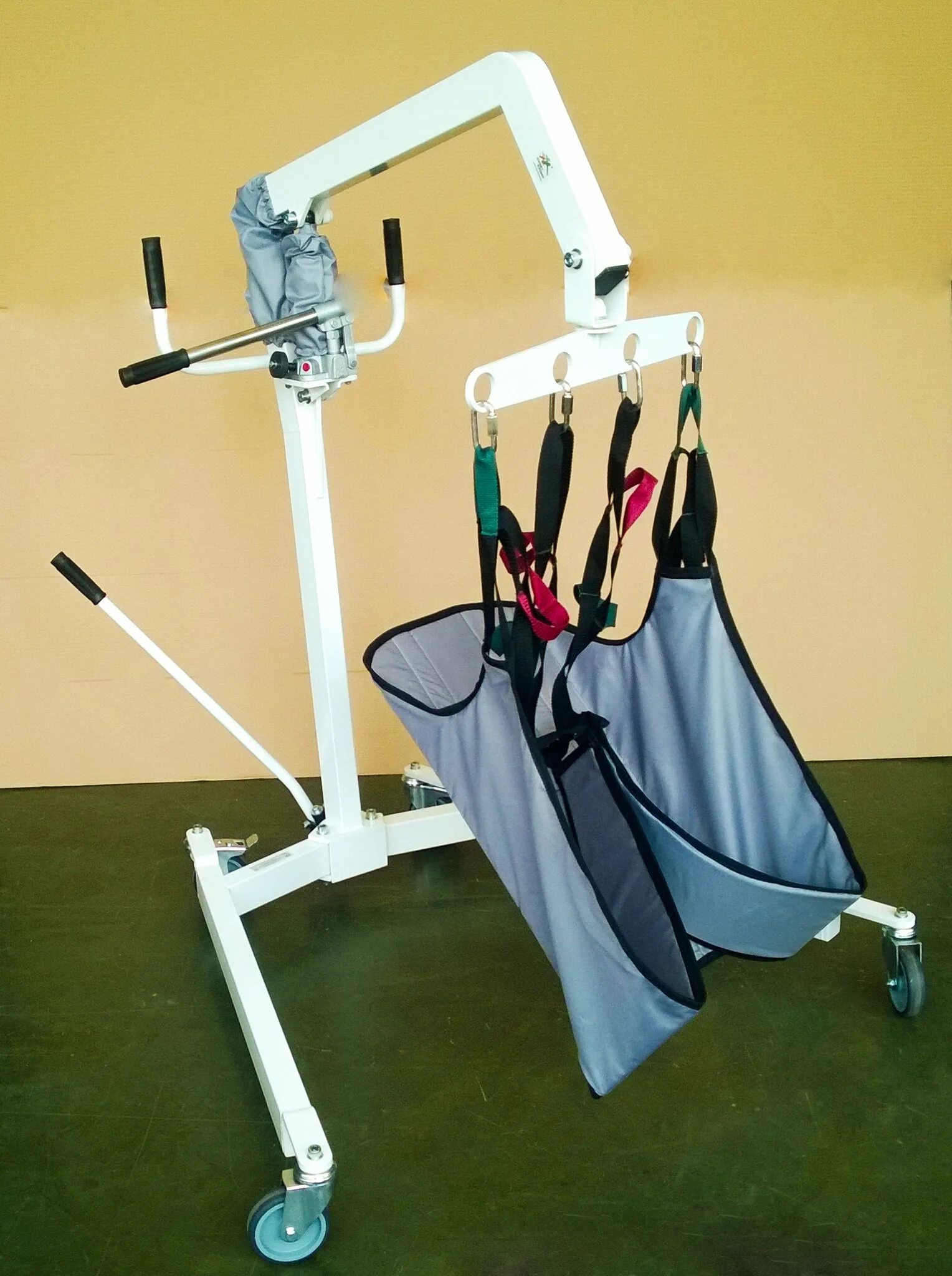 Подъемник передвижной для инвалидов ипп 2г. Подъемник гидравлический передвижной зсо ипп-2г с подвесом. Подъемник для инвалидов linak designed. Подъемник для пациентов 200 кг. Подъемник для ванны для инвалидов senta.