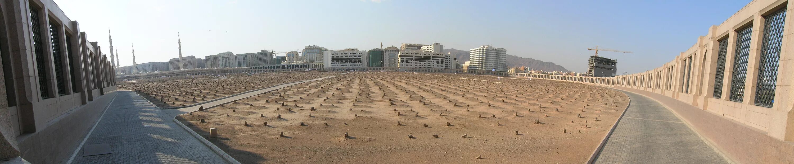 Кладбище джаннат аль-баки. Кладбище джаннат аль-баки в медине. Кладбище аль баки в медине. Кладбище сподвижников пророка в медине. Могилы сподвижников пророка в медине.
