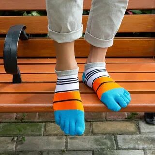 Разноцветные носки с пальцами