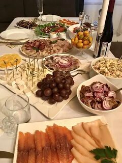Стол накрытый для гостей дома