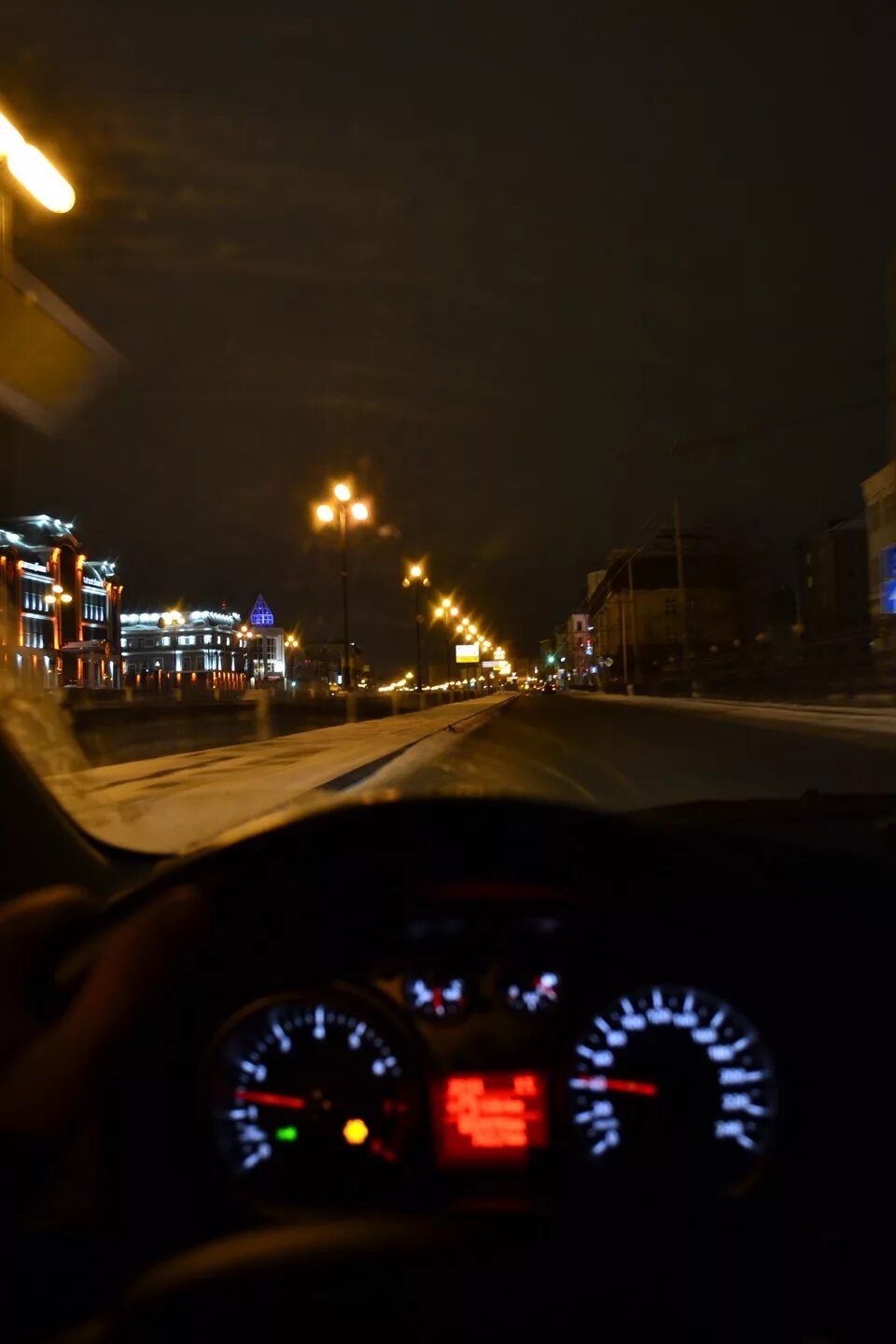 Ночные покатушки форд фокус 2. Машина ночью на дороге. Ночные покатушки на машине. Салон машины ночью. Вид из машины.
