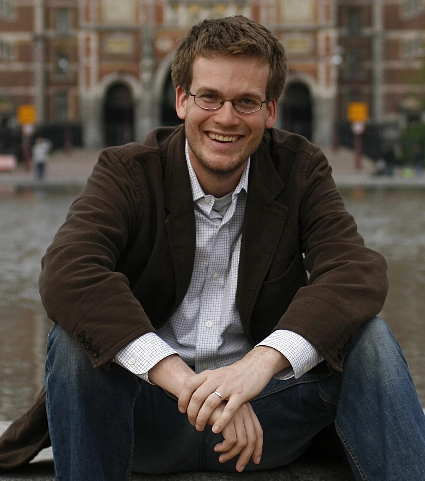 John wrote they alaska. John green. грин джон фото. д грин писатель.