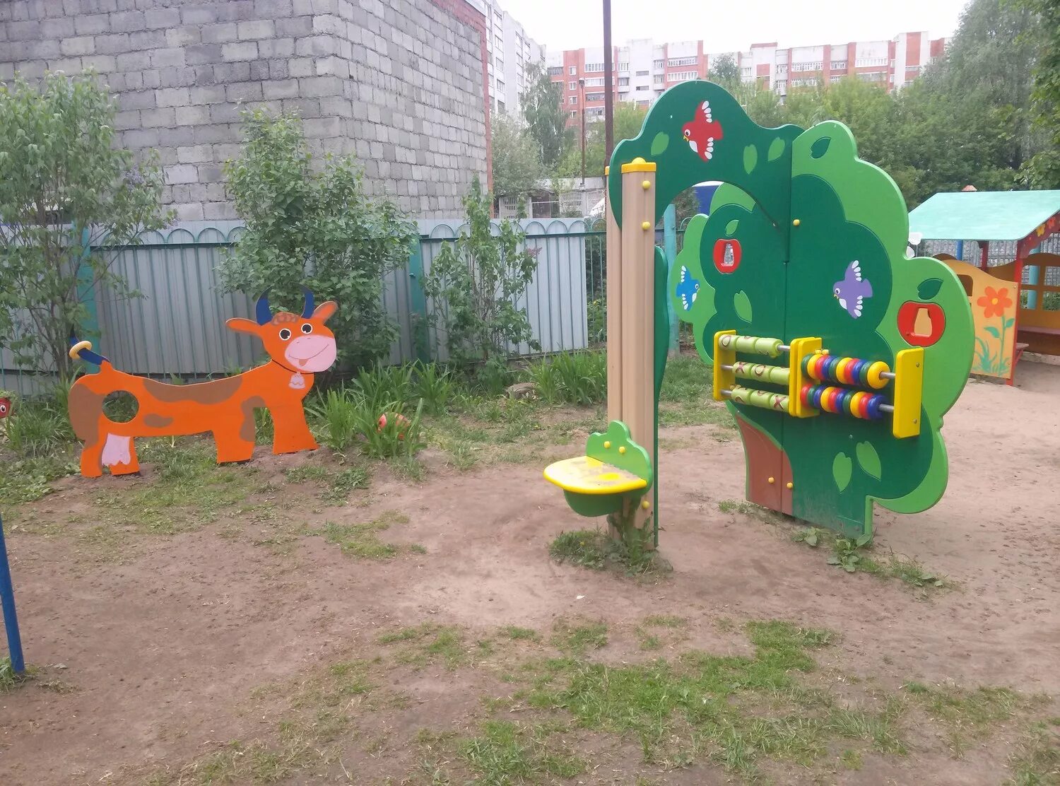 украшение детской площадки в детском саду. украшение участков в детском саду. фигуры для детского сада на площадку. поделки на участок в детский сад. украшение детской площадки в детском саду.