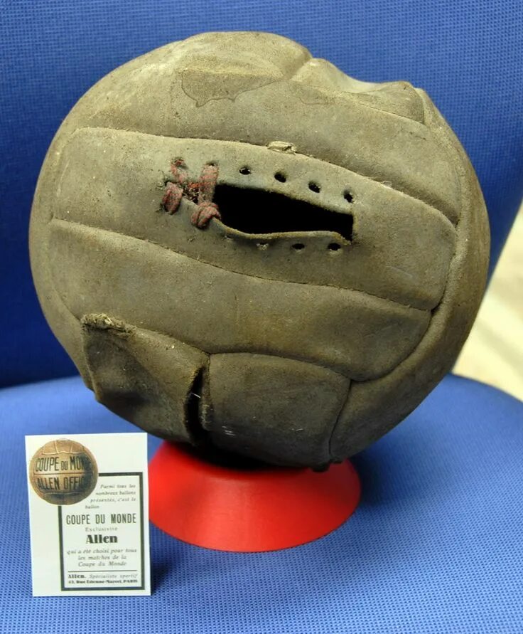 Первый мяч в футболе. Мяч Аллен 1938. Мяч Аллен 1930. Первый футбольный мяч. Самый первый мяч.