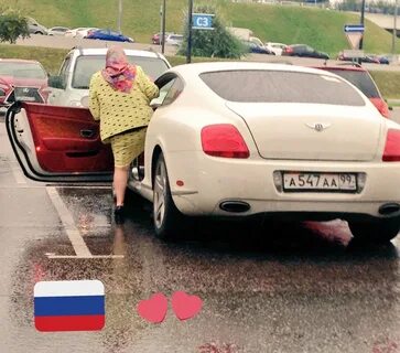 Бабушка под машиной