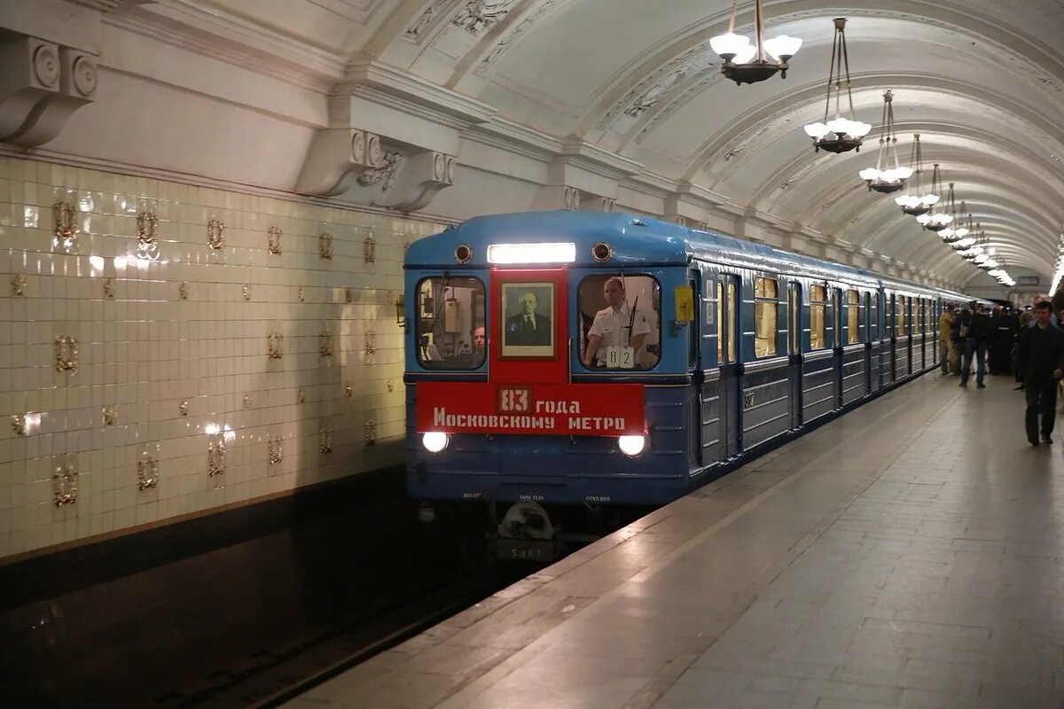 Поезд метро кольцевой. Ретропоезд Сокольники метро. Ретропоезд Сокольники вагон метро. Ретро поезд на Сокольнической линии. Ретропоезд Сокольники на кольцевой линии.