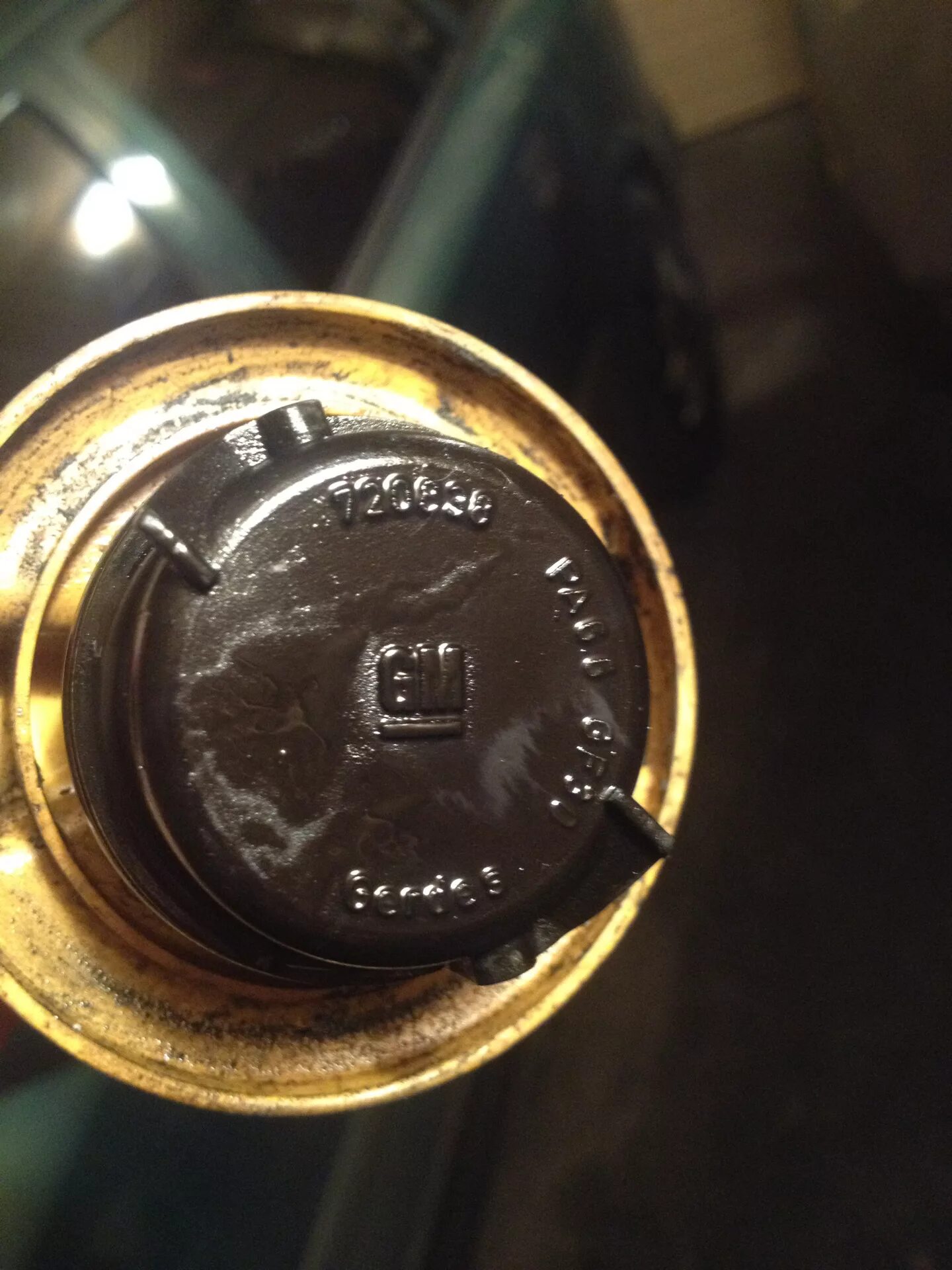 Уплотнительное кольцо заливной крышки м52ту. 4 c140. Щуп маслозаливной горловины на мотоцикл. Давит масло из заливной горловины. Нива 2131 крышка заливной горловины масла.