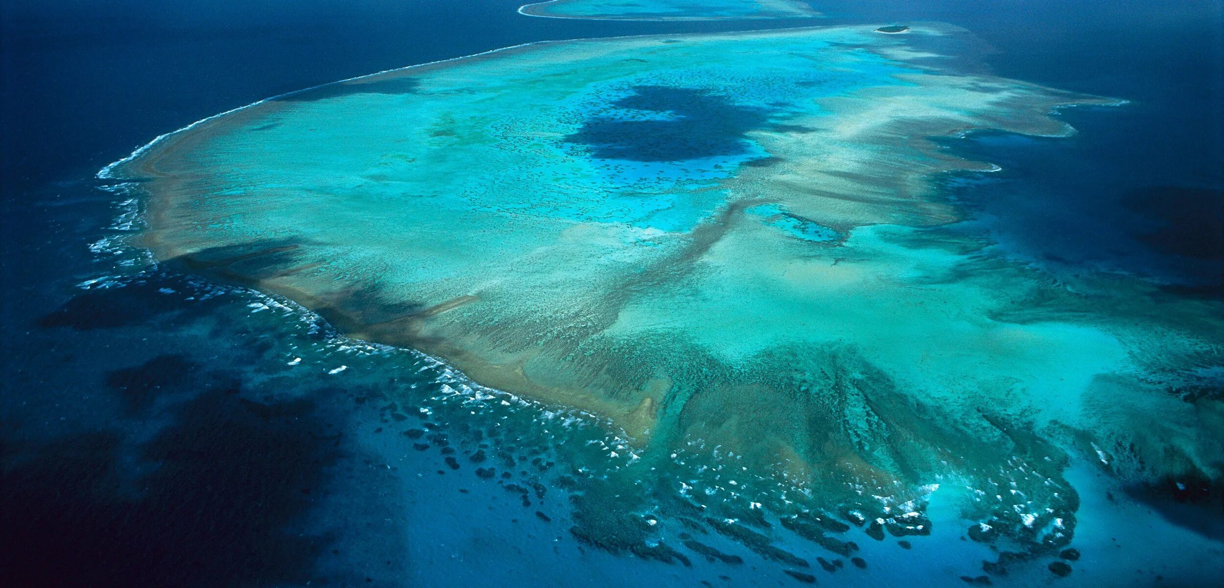 Крупный остров на северо востоке австралии. Острова большого барьерного рифа. Барьерный риф в Австралии. Большой Барьерный риф остров Хайман. Great Barrier Reef, Australia большой Барьерный риф, Австралия.