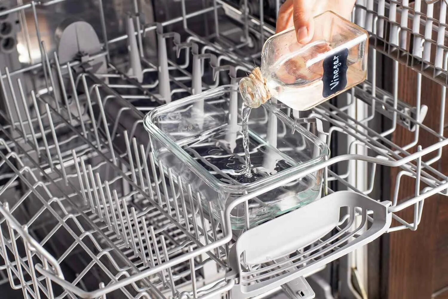 Кастрюля можно мыть в посудомоечной машине. Фильтр для посудомоечной машины. Чистка посудомоечной машины. Помыть посудомоечную машину. Посуда в посудомойке.