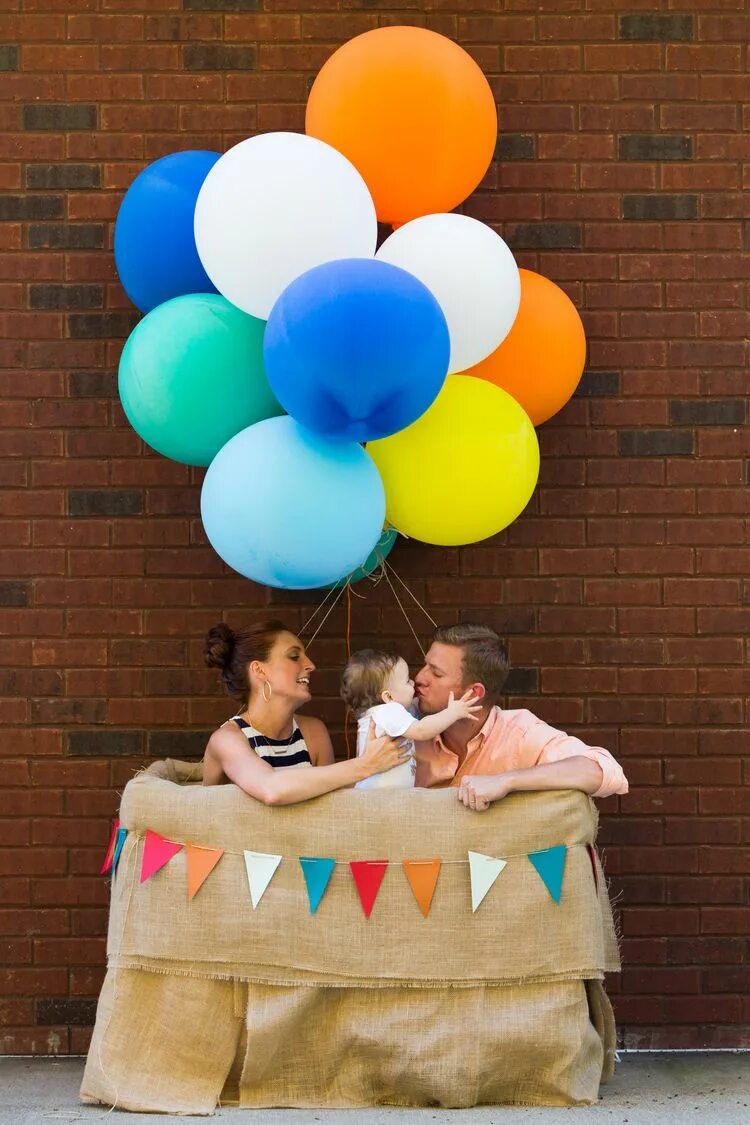 Фотозона с воздушными шарами. Фотозона воздушный шар с корзиной. Фото зона с воздушным шаром. Детская фотозона с шарами.