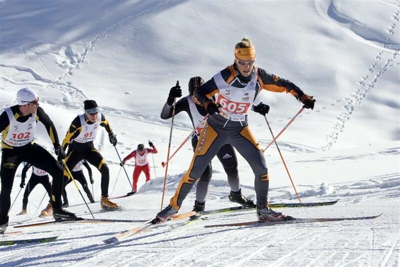 Виды лыжных дистанций. Классический стиль лыжи. Лыжные гонки по пересеченной местности. Лыжные гонки дистанции. Лыжник классический стиль.