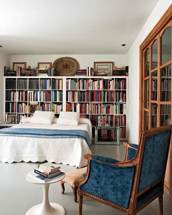 Книжный шкаф в спальне. Спальня с книжными полками. Книжный стеллаж в спальне. Спальни со книжнами ктлками. This book in the room
