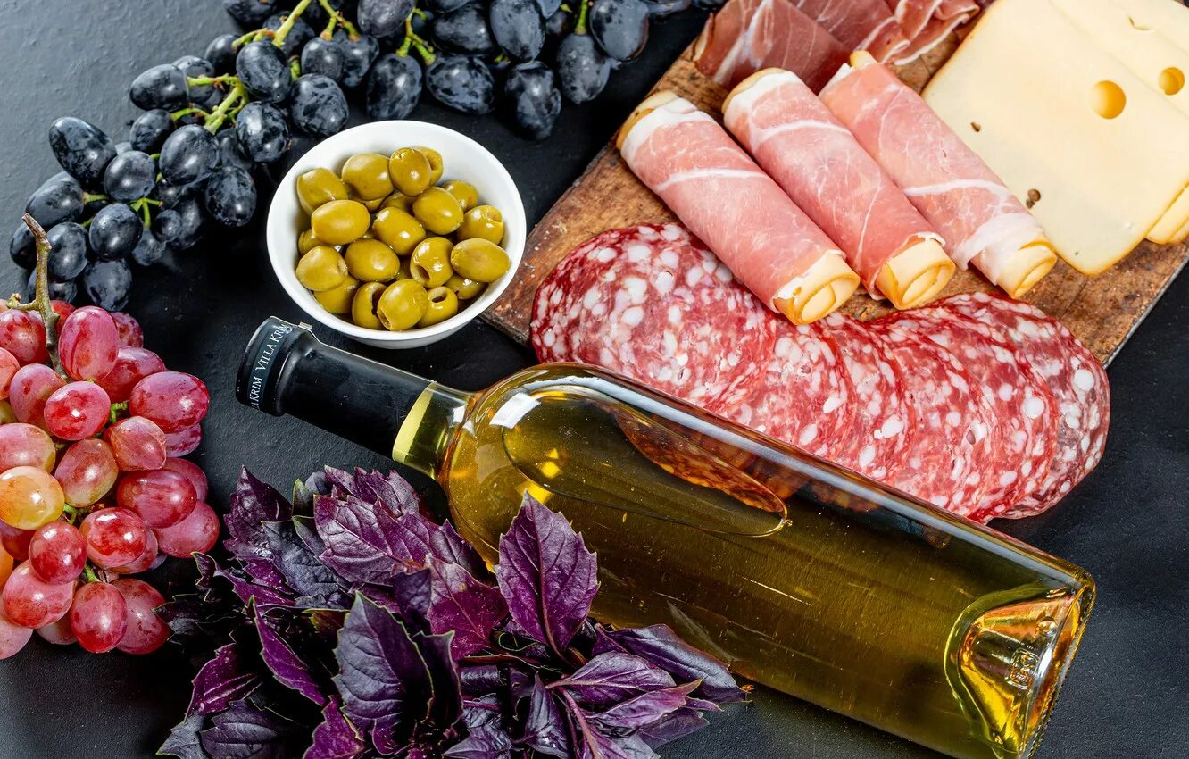 колбаса сыр масло. колбасы и мясные деликатесы.