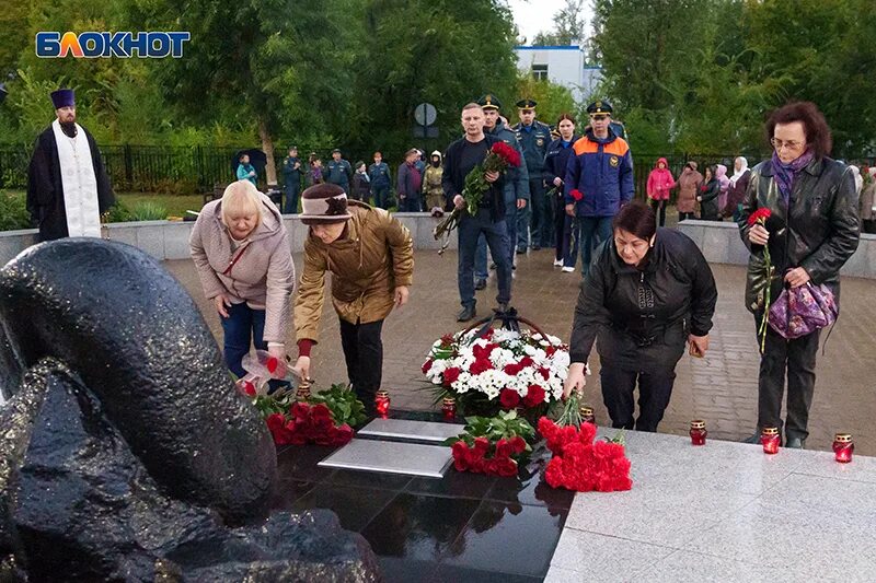 Родственники пострадавших в теракте. Памятник жертвам теракта в Волгодонске. Волгодонск 1999 год теракт.