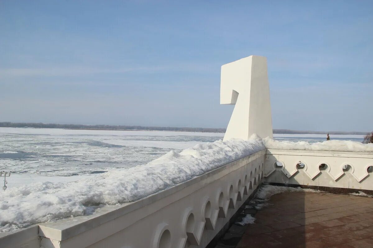 Ледоход в самаре. Набережная Самара ледоход. Самара набережная Волги волны.