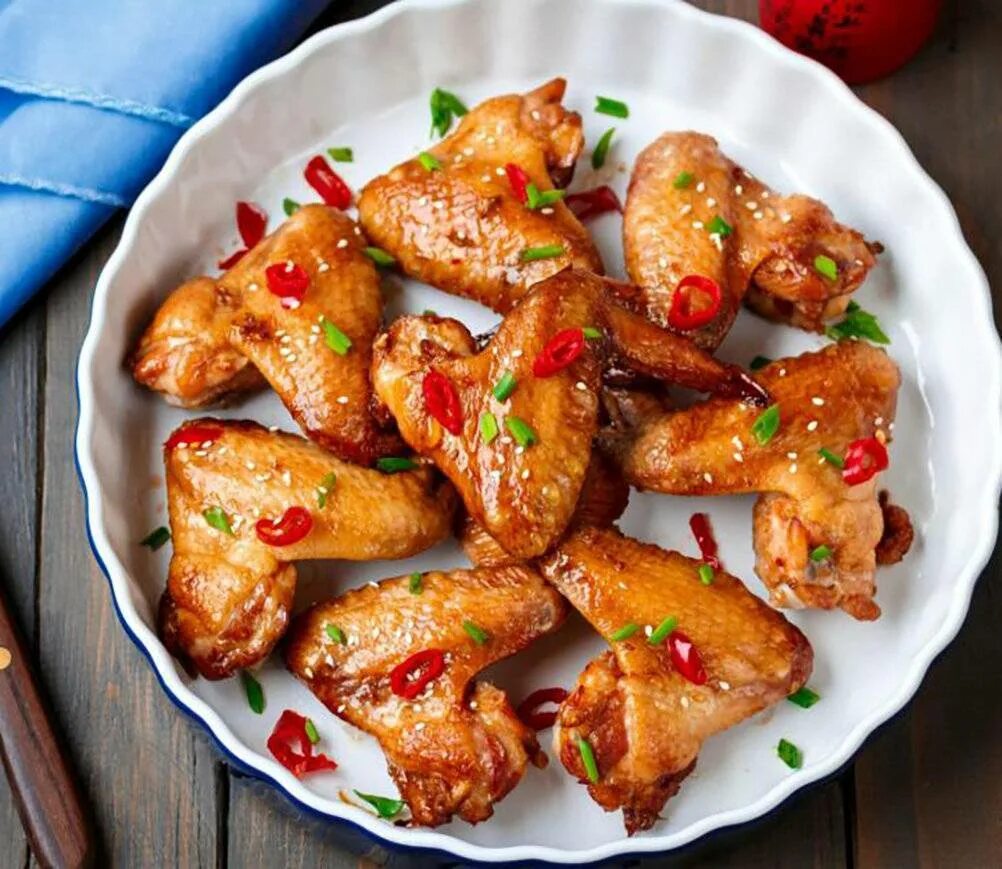 Как готовить куриные крылышки. Запеченные куриные крылышки в духовке. крыло куриное запеченное в духовке. куриные крылышки в соусе. куриные крылья запеченные.