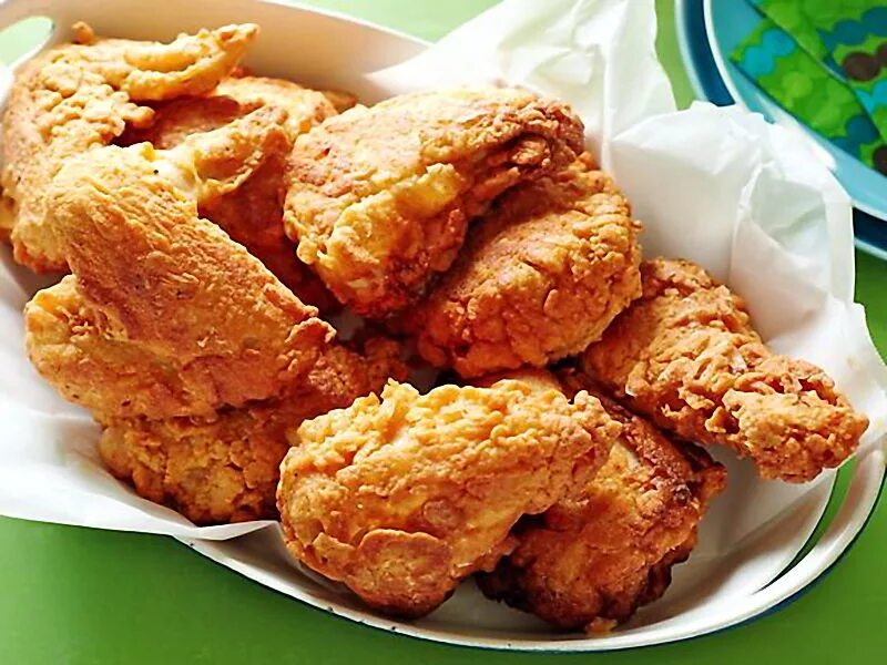 куриное филе в панировке. курочка в кляре. курочка в кляре. грудка в кляре. куриная грудка в кляре на сковороде.