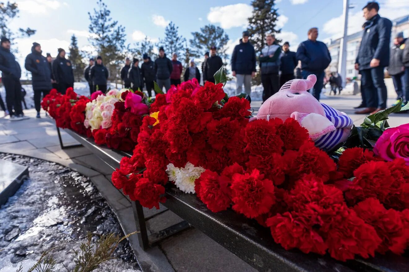 Дата теракта в зимней вишне. Возложение цветов. Памяти погибших. Зимняя вишня мемориал. Хоккеист с цветами.