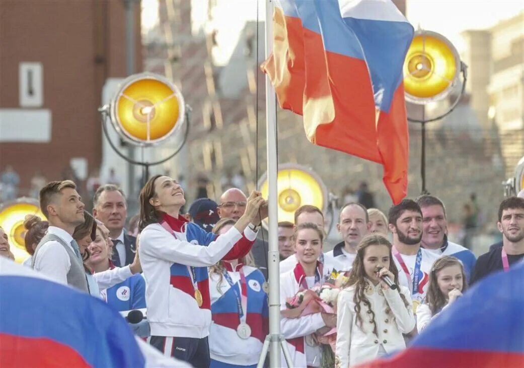 Гимн нейтральных спортсменов. Олимпийские игры в России. Международные спортивные соревнования. Российские спортсмены. Олимпийские игры фото.