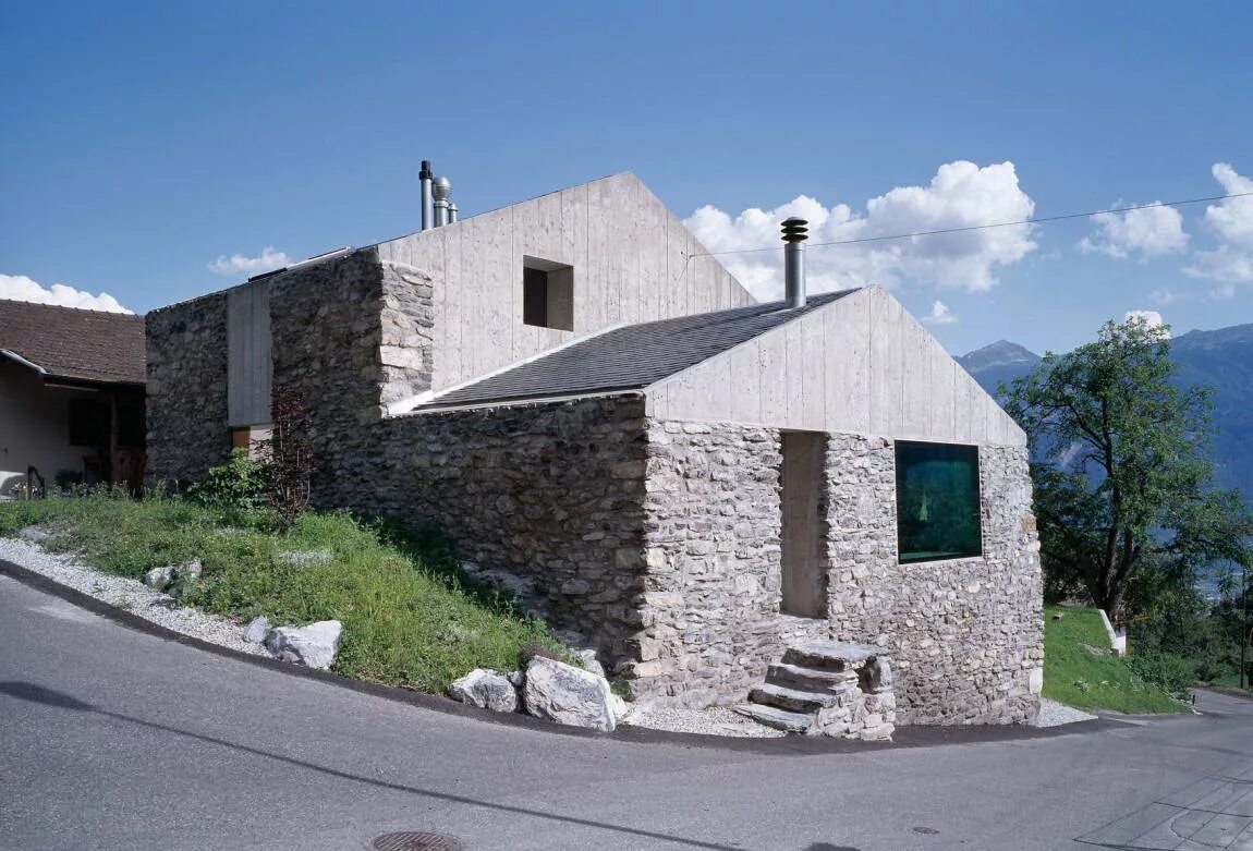 Бетонный домик. Каменные здания. Домик из бетона. Дом в горах из бетона.