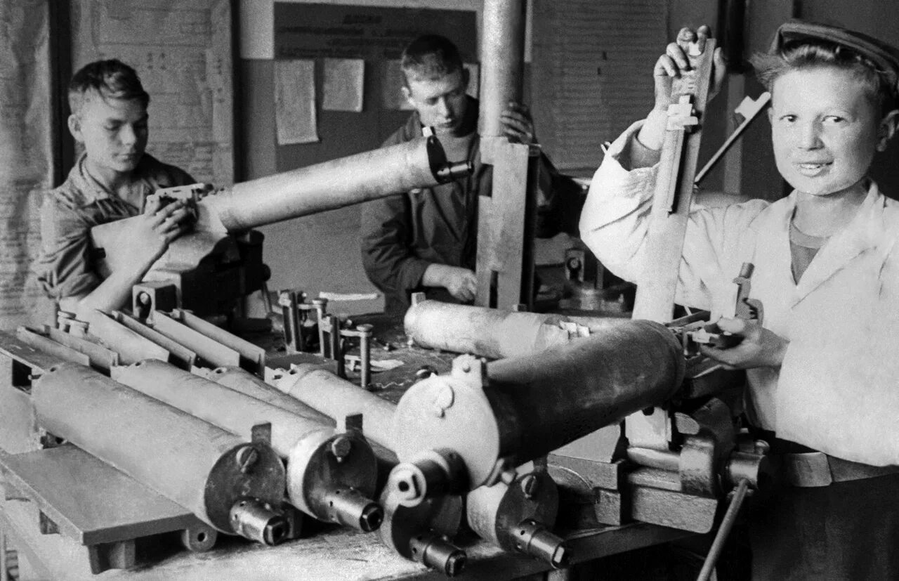 Дети на заводах в годы великой отечественной войны 1941-1945. Заводы москвы в годы вов 1941-1945. Заводы работающие в великую отечественную войну. Станкостроительный завод барнаул в годы вов. Завод им фрунзе в годы вов пенза.