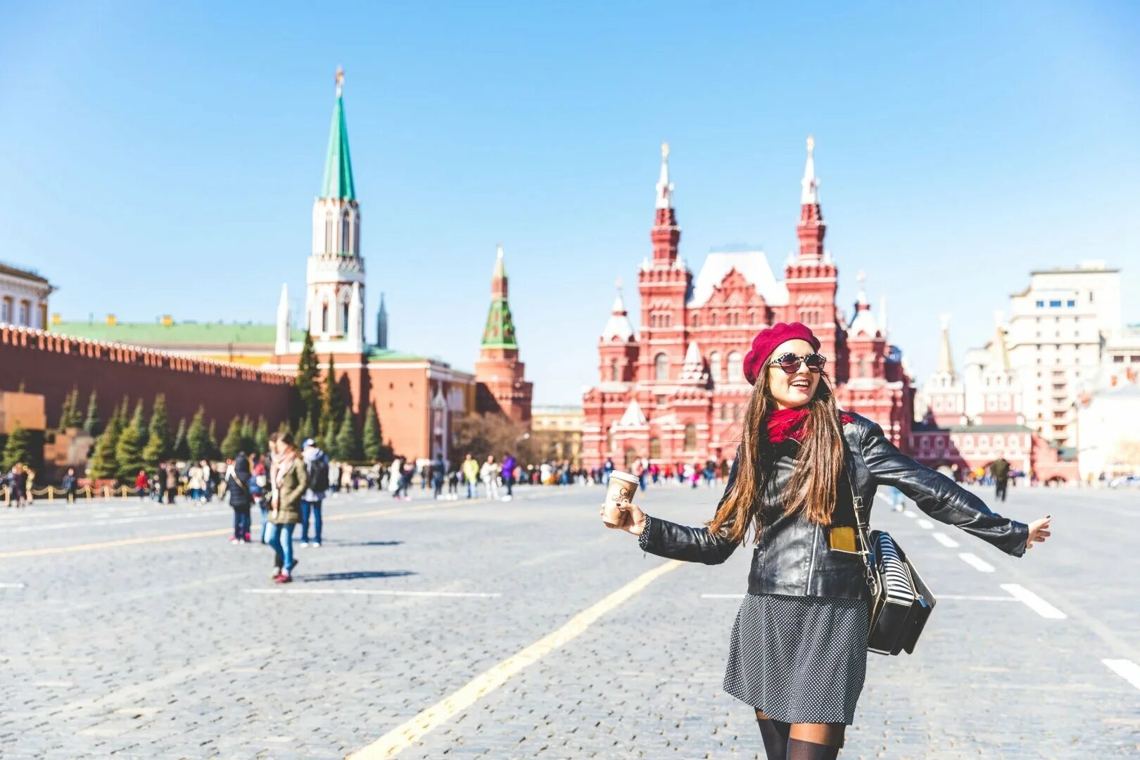 Кремлевская женщина. Девушка на красной площади. Фотосессия в Москве на красной площади. Красивая девушка на красной площади. Красивая девушка на фоне красной площади.