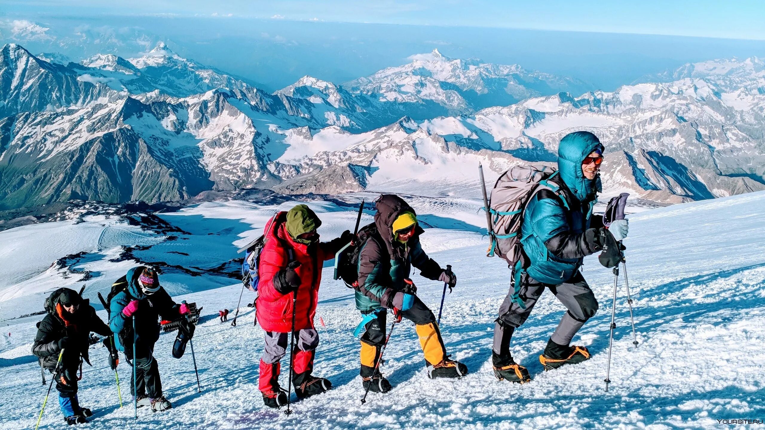 Туристы начали восхождение на гору. Турклуб пик эльбрус. Джомолунгма восхождение. Эльбрус альпинисты восхождение на гору. Непал треккинг.
