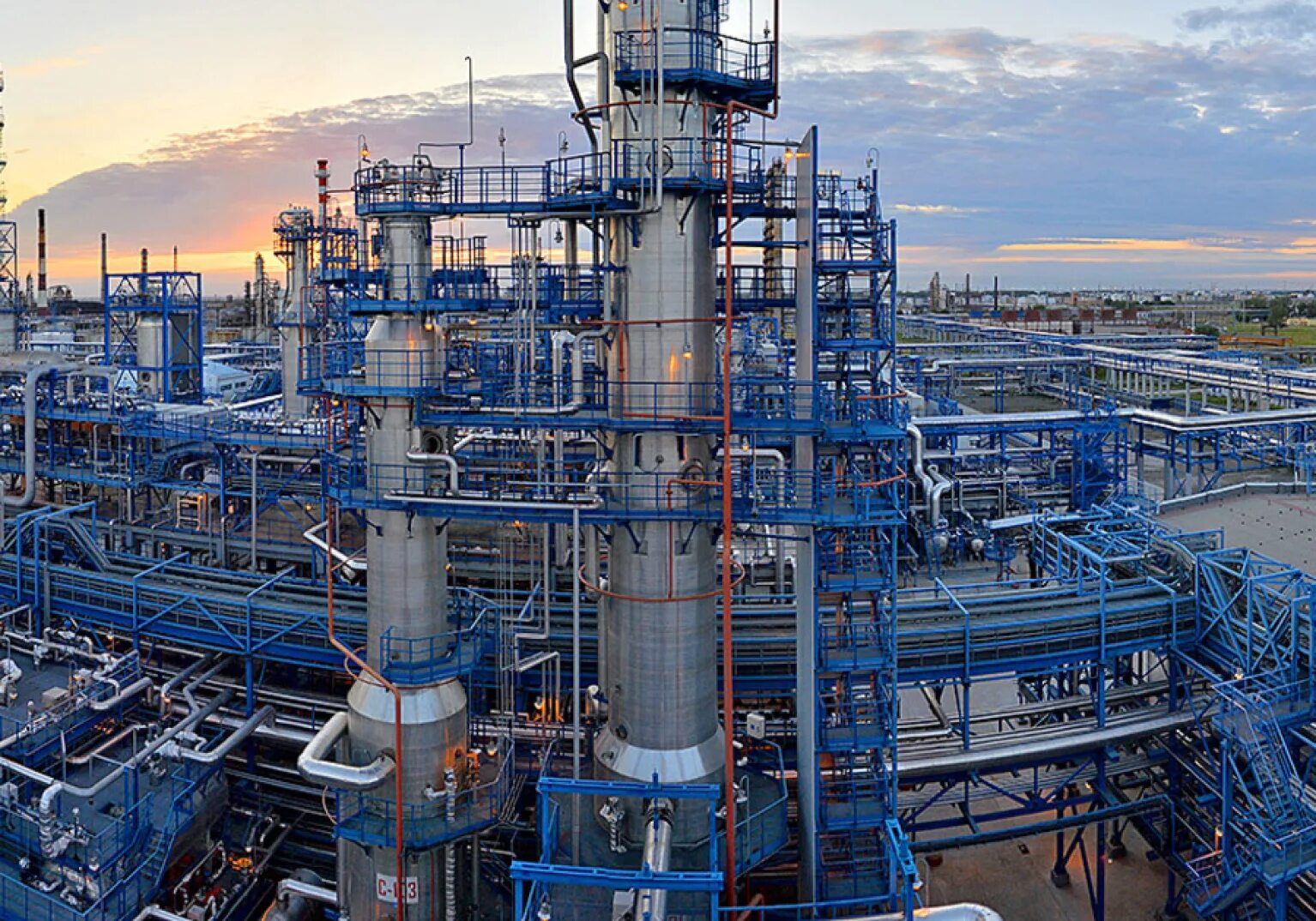 Самый крупный нефтеперерабатывающий завод. Южно-уральский нефтеперерабатывающий завод. нефтеперерабатывающие заводы нпз россии. южноуральский нпз.