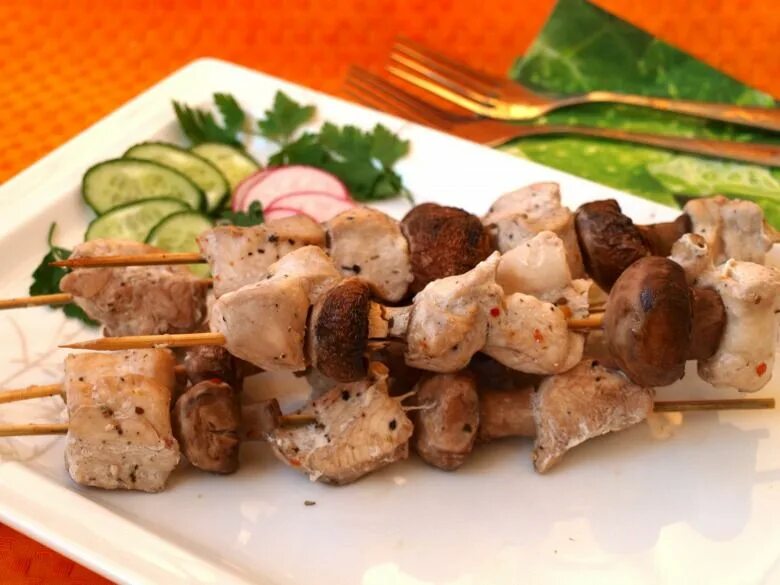 Грибы шашлычки. Куриный шашлык с грибами. куриные шашлычки на шпажках с грибами. куриный шашлык и шампиньоны. куриные шашлычки на шпажках с шампиньонами.
