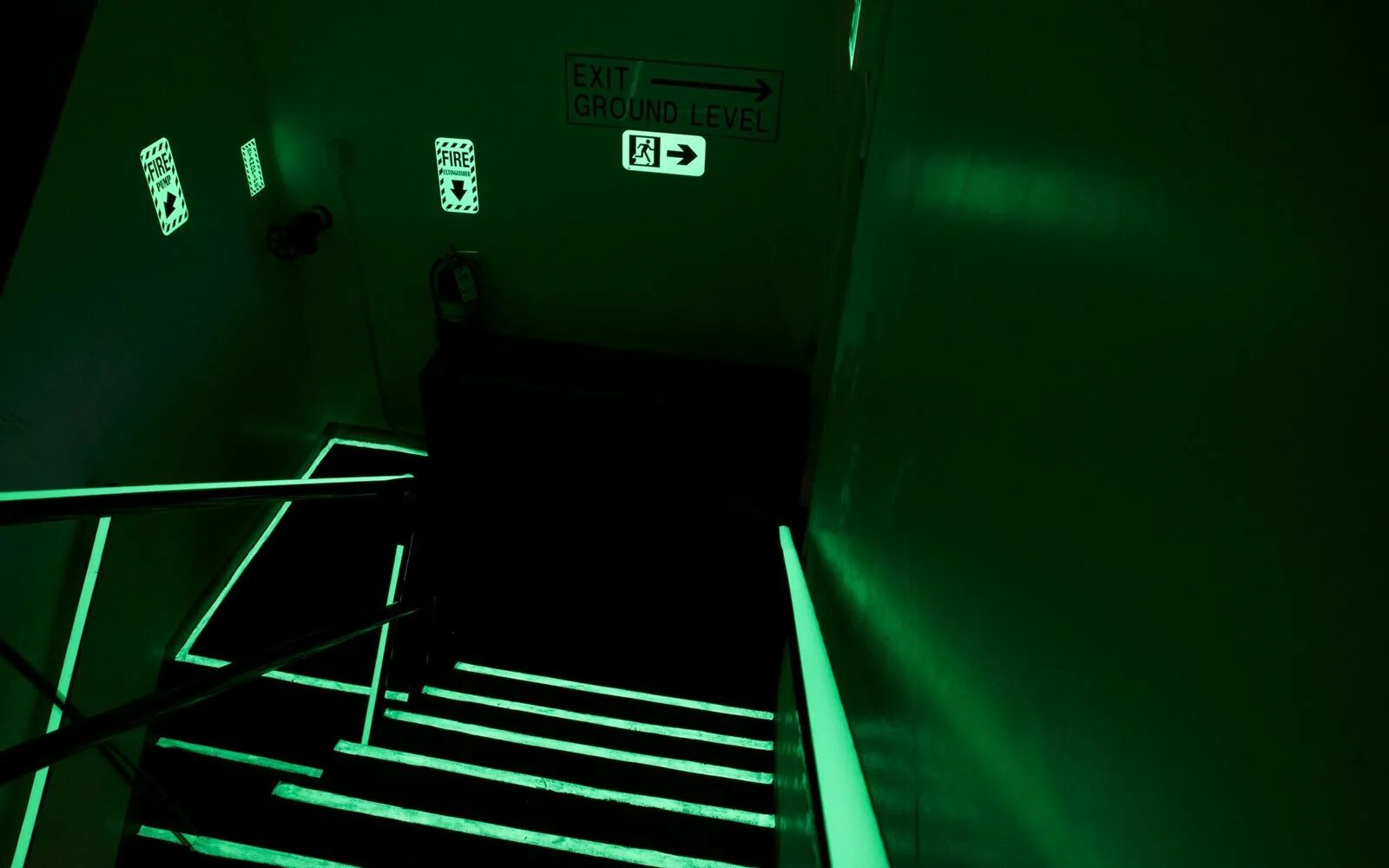 Знаки фотолюминесцентные эвакуационные. Фотолюминесцентная эвакуационная система в коридоре на 2 выхода. Фотолюминесцентная система. Эвакуационное освещение.