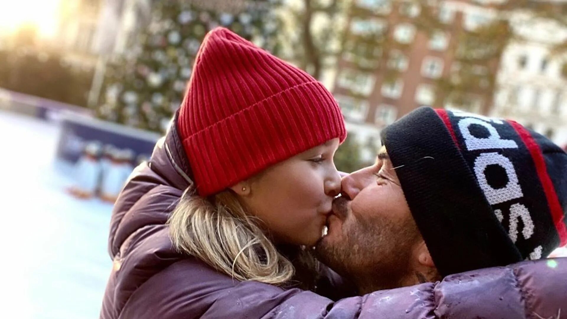 Real daddy daughter. Дэвид Бекхэм целует дочь в губы. Дэвид Бекхэм с дочкой поцелуй. Дэвид Бекхэм и дочь поцелуй в губы. Бекхэм целует дочь в губы.