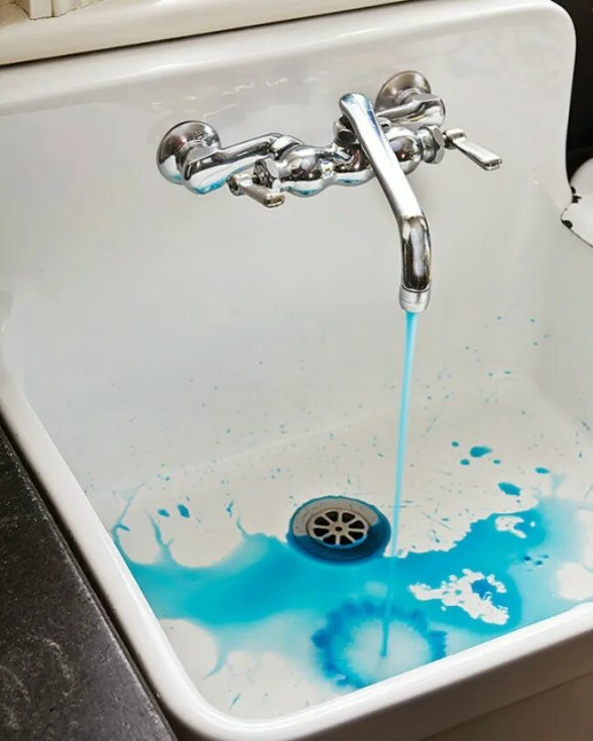 Какие розыгрыши можно придумать. Лед из крана. голубая вода из крана. розыгрыши на первое апреля. вода разноцветная из крана.