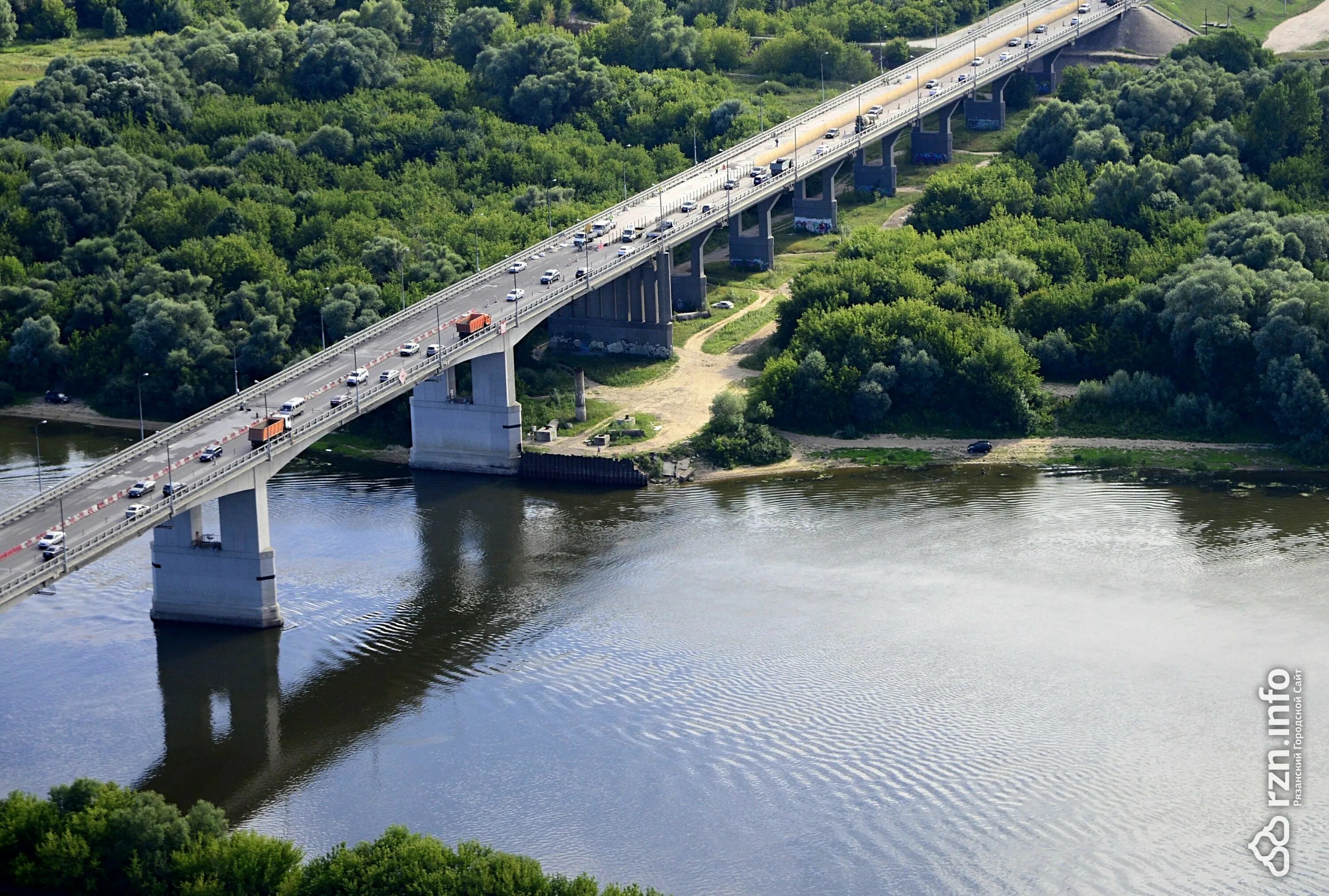 Новый мост через оку в рязани. Мост река Ока Рязань. Окский мост Рязань. Ока в Рязанской области мост. Мост через реку оку в Рязани.
