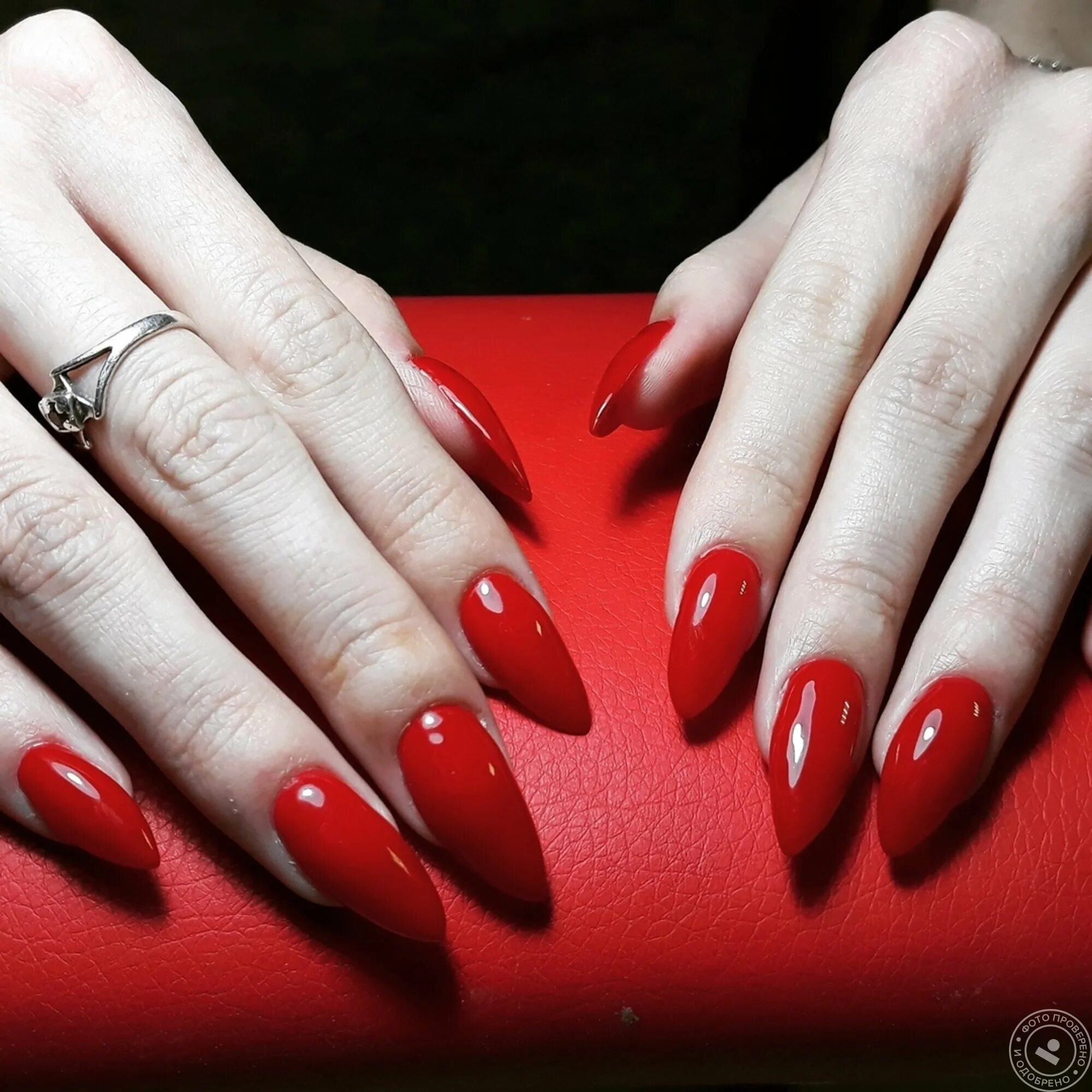 Маникюр наращивание покрытие. Нарощенные ногти красные. Красный маникюр однотонный. Однотонное покрытие ногтей. Нарощенные ногти крассны.