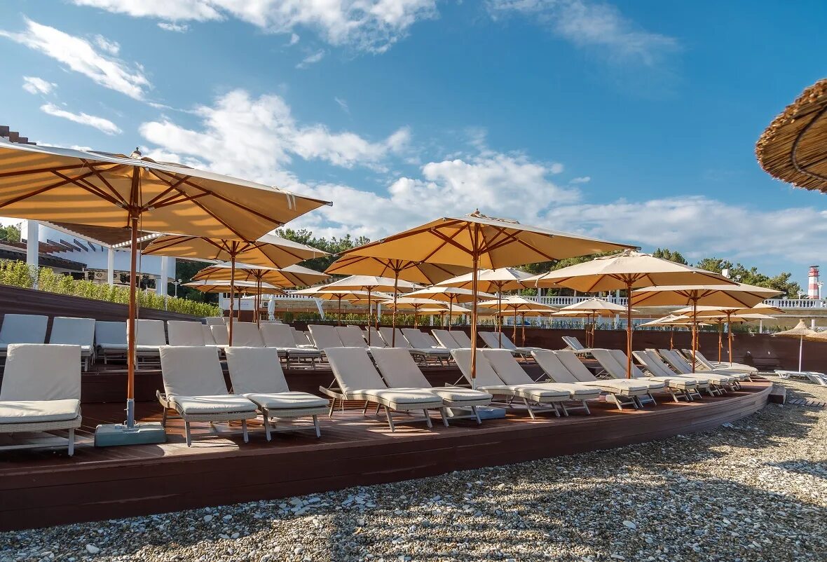 Пляж отеля метрополь в геленджике. Грейс арли адлер. Отель sochi beach hotel. Багрипш абхазия. Гостиница со своим пляжем.