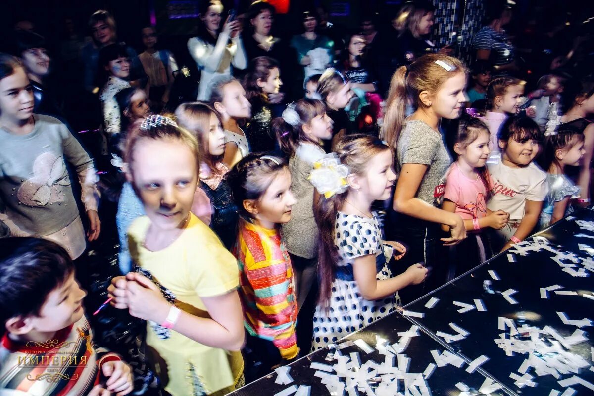 Новогодняя детская дискотека. Новогодняя дискотека надпись. Новогодняя детская дискотека 2023г. Детская дискотека новый год. Новогодняя дискотека и дети фото.