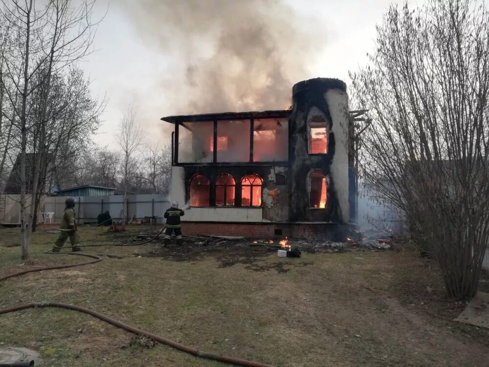 Сгорел дачный. Калужская область Малоярославский район пожар. Пожар на даче. Пожар в дачном доме. Сгоревший дачный домик.