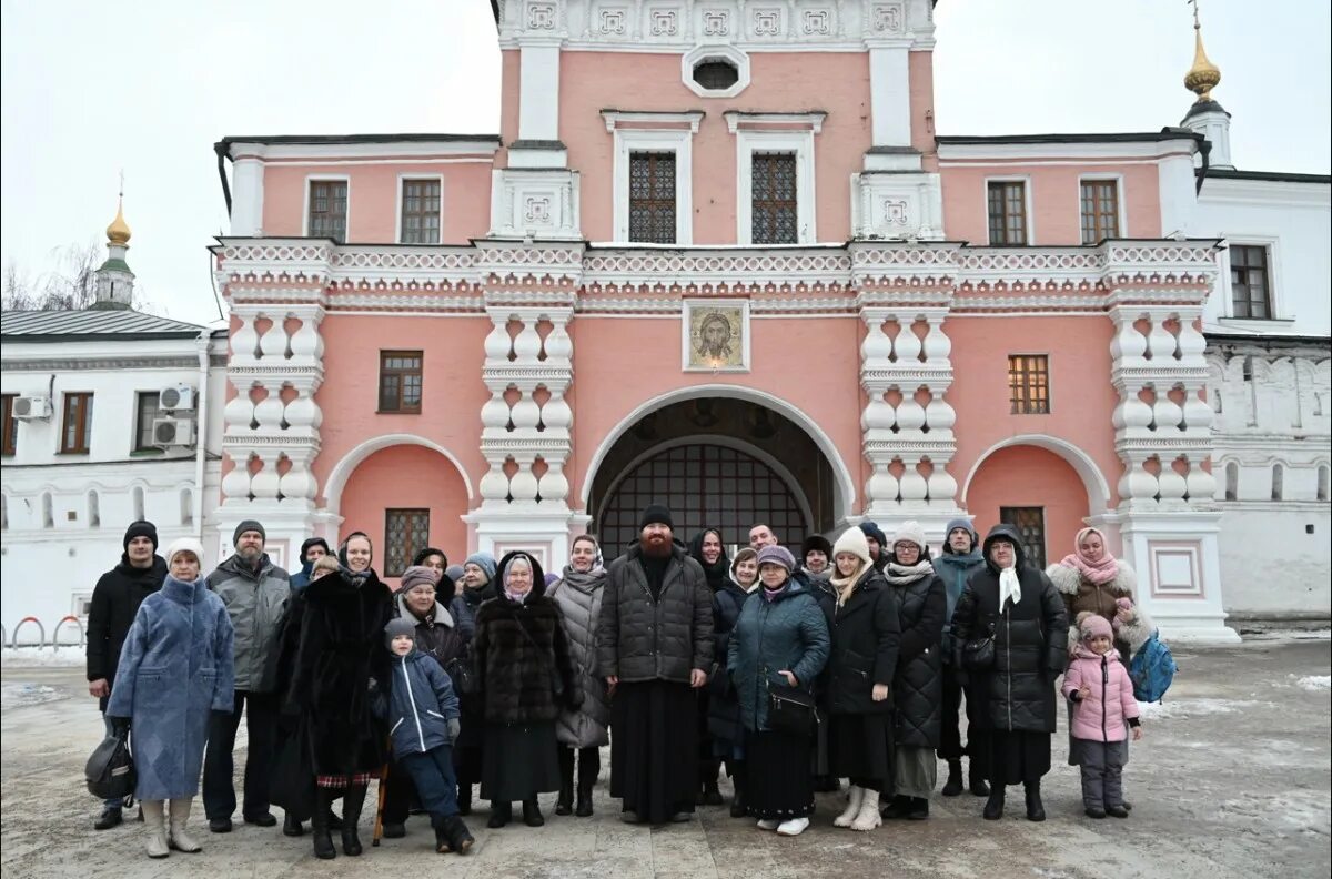 Хотьково монастырь паломнический отдел. Паломничество 2024 из москвы. Паломническая поездка в дивеево. Православная радость. Святые места в москве.