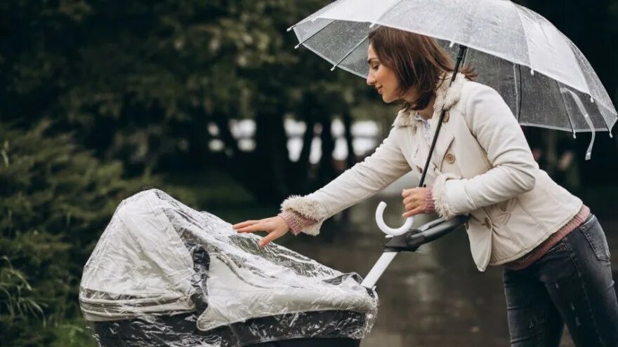 Мам дождь пошел. Прогулка с коляской под дождем. Зонт для коляски. Прогулка под дождём. Женщина с коляской.