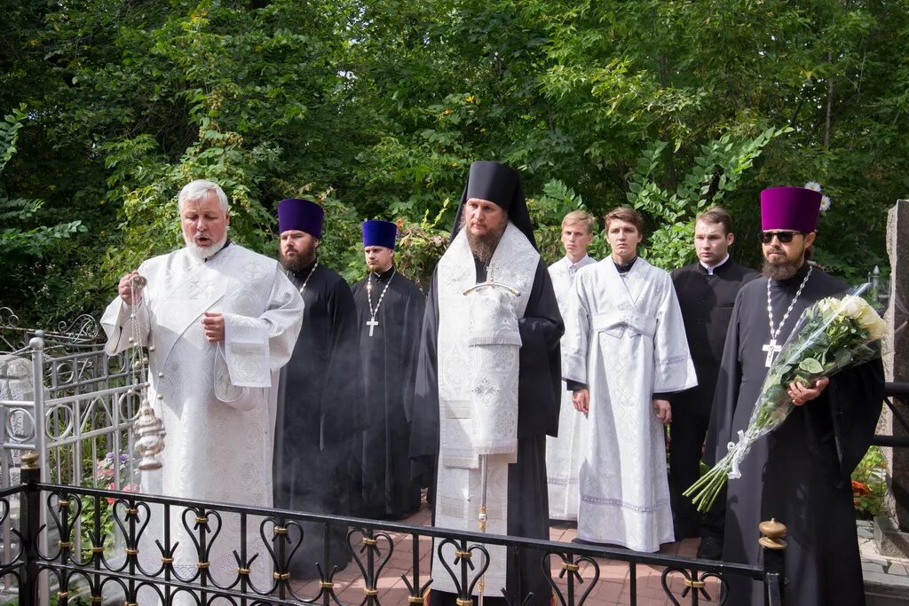 Подавать панихиду. Панихида. панихида в девятый день на кладбище. панихида на кладбище покровская епархия. епископ диодор совершил панихиду.