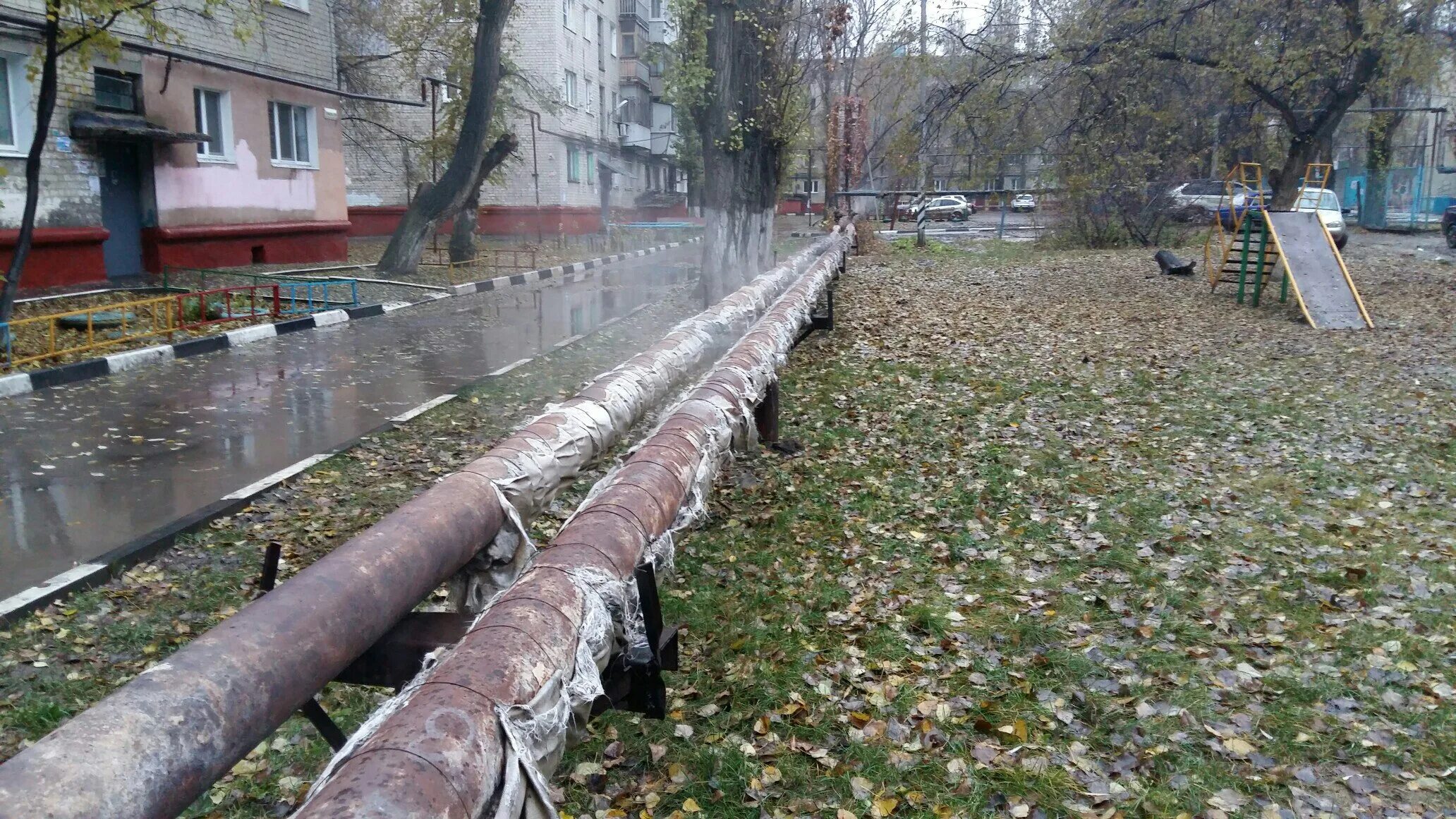 Златоуст передать воду без. Оголенная теплотрасса. Теплоизоляция старых теплотрасс. Дворники в Заводском районе на улице Крымской... Оголённая тепло-трасса.