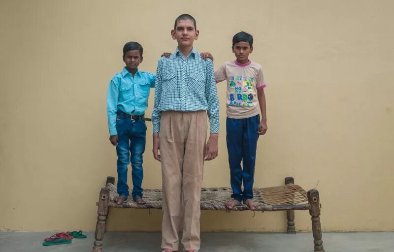 Мальчик был невысокий зато очень. Самый высокий ребенок в мире Каран Сингх. Каран Сингх рост. Каран Сингх рост в 8 лет. Каран Сингх мальчик.