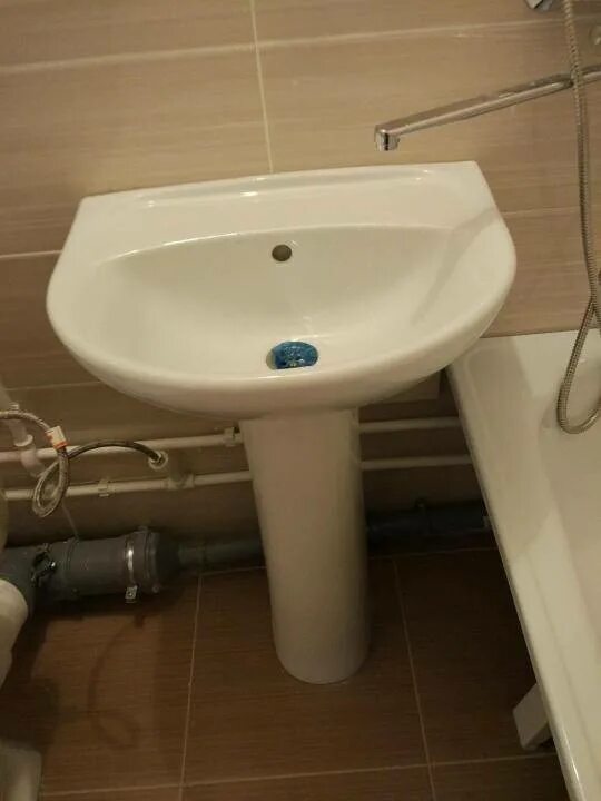 раковина с подстольем burlington edwardian b6 t24a chr. раковина duravit d-code 23106000002. пьедестал под умывальник. пьедесталом сифоном смесителем. монтаж раковины тюльпан.