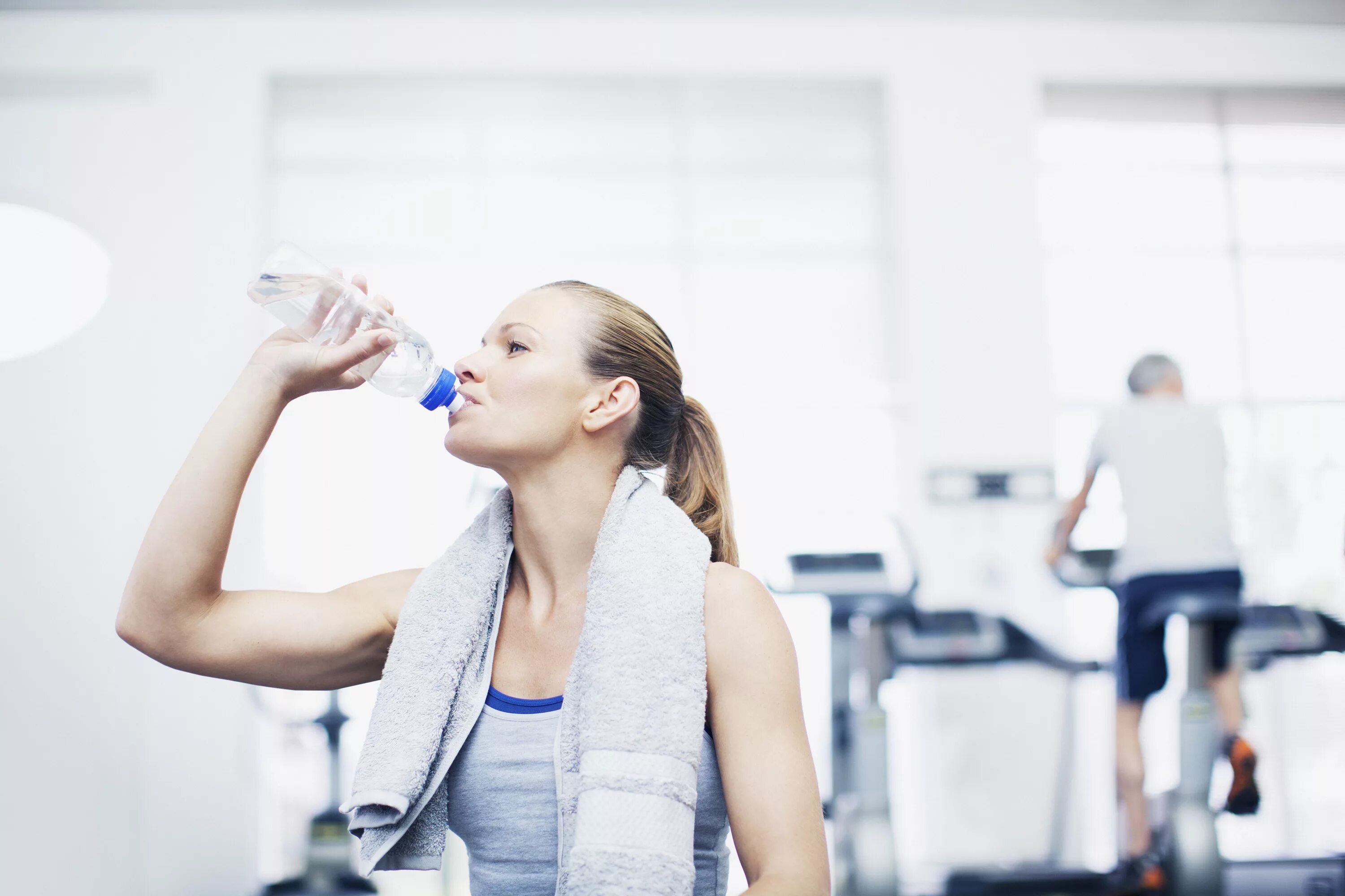 Drinking during. Пить воду. Вода для спортсменов. Питье воды. Фитнес вода.