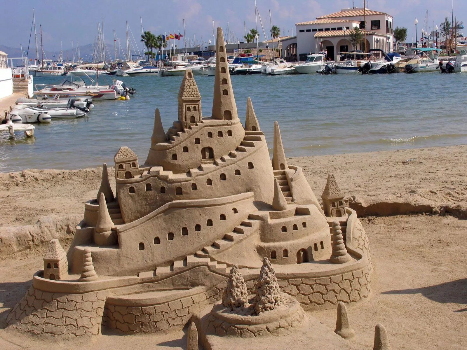 Sandcastle picture. Замок из песка. Песочный город. Город из песка. Замок из песка на пляже.