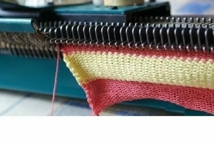 Машинка knitting machine sentro. Круговая вязальная машина sentro. Косы на однофонтурной вязальной машине. Край изделия на вязальной машине. Вязальщица трикотажных изделий.
